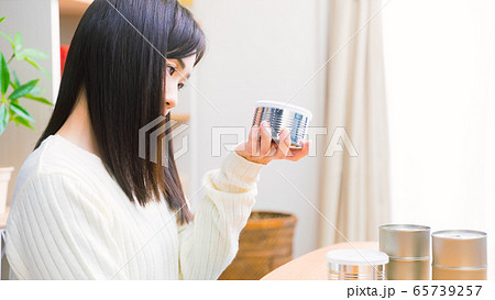 缶詰 備蓄 ローリングストック 女性 防災 コピースペース 16:9 缶詰 備蓄 ローリングストック 女性 防災 コピースペース 16:9 65739257