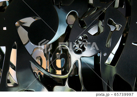 鉄板を複雑に加工した芸術的なオブジェ 65739997