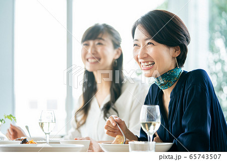 女性　食事　レストラン　パーティー 65743507