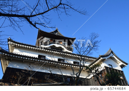 犬山城の天守閣を見上げる（愛知県犬山市） 65744684