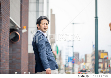ビジネス街を歩く中高年のアジア人ビジネスマン 65744790