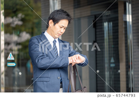 カジュアルビジネスの会社員 カジュアルビジネスの会社員 65744793