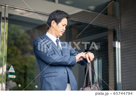 カジュアルビジネスの会社員 カジュアルビジネスの会社員 65744794