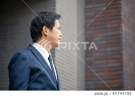 カジュアルビジネスの会社員の横顔 65744795