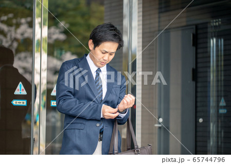 カジュアルビジネスの会社員 カジュアルビジネスの会社員 65744796