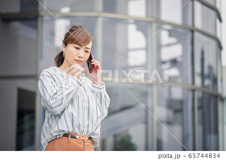 カジュアルビジネスの会社員 カジュアルビジネスの会社員 65744834