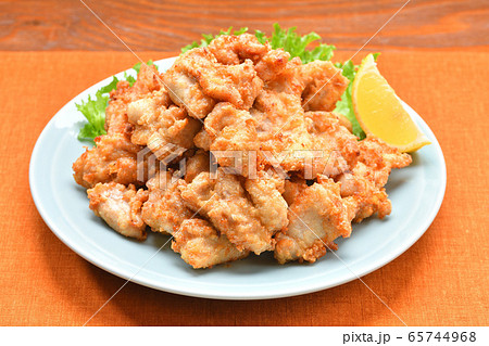 唐揚げ、鶏モモ肉の唐揚げ、揚げ物、肉料理、空揚げ、から揚げ、カラアゲ、からあげ。 65744968