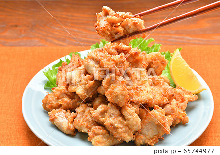 唐揚げ、鶏モモ肉の唐揚げ、揚げ物、肉料理、空揚げ、から揚げ、カラアゲ、からあげ。 65744977