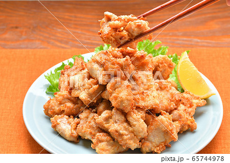 唐揚げ、鶏モモ肉の唐揚げ、揚げ物、肉料理、空揚げ、から揚げ、カラアゲ、からあげ。 65744978