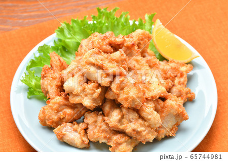 唐揚げ、鶏モモ肉の唐揚げ、揚げ物、肉料理、空揚げ、から揚げ、カラアゲ、からあげ。 65744981