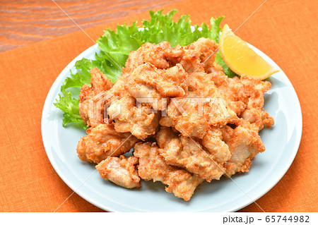 唐揚げ、鶏モモ肉の唐揚げ、揚げ物、肉料理、空揚げ、から揚げ、カラアゲ、からあげ。 65744982