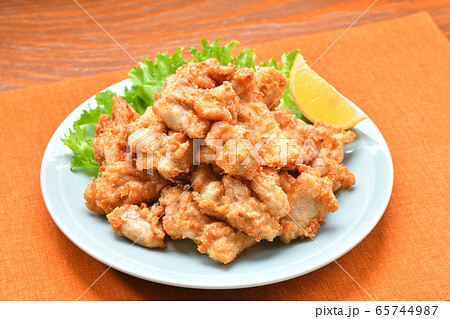 唐揚げ、鶏モモ肉の唐揚げ、揚げ物、肉料理、空揚げ、から揚げ、カラアゲ、からあげ。 65744987