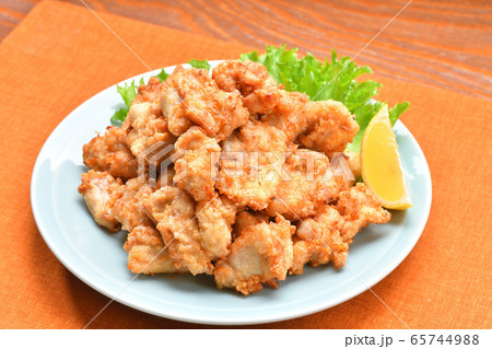 唐揚げ、鶏モモ肉の唐揚げ、揚げ物、肉料理、空揚げ、から揚げ、カラアゲ、からあげ。 65744988