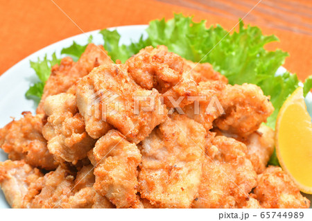 唐揚げ、鶏モモ肉の唐揚げ、揚げ物、肉料理、空揚げ、から揚げ、カラアゲ、からあげ。 65744989