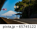 日本の観光名所、稲村ガ崎の爽やかな青空の下にそびえる雄大な富士山に向かう国道134号線 65745122
