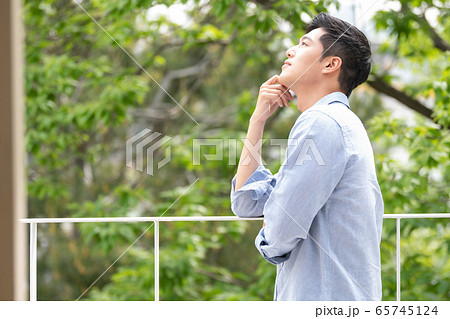 若い男 若い男性 悩み 65745124