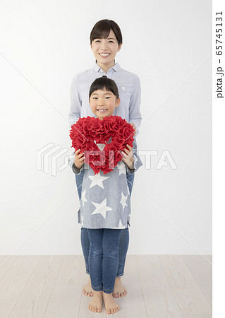 ハートを持つ子供と寄り添うお母さん ハートを持つ子供と寄り添うお母さん 65745131