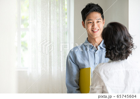 男女 会社員 相談 65745604