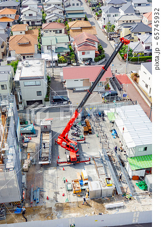 マンション工事現場のクローラークレーン 65745932