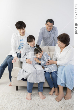 3世代イメージ　妊婦のお母さんのお腹の音を聞く子供 65746480