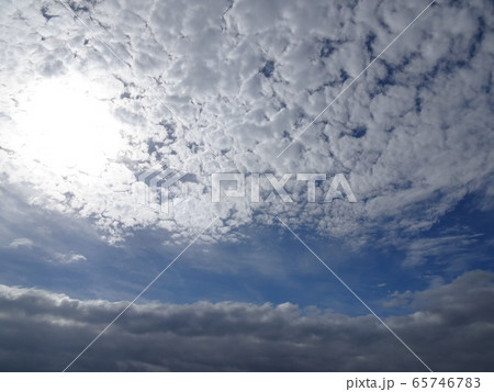 雲の中の太陽と色々な雲と青空の写真素材 [65746783] - PIXTA