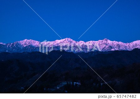 信州・小川村から望む初冬の北アルプス（夜明け前） 65747482