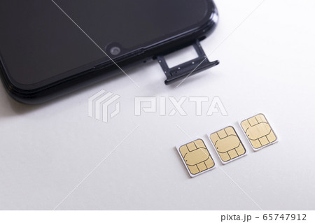 スマートフォンと3枚のSIMカード スマートフォンと3枚のSIMカード 65747912
