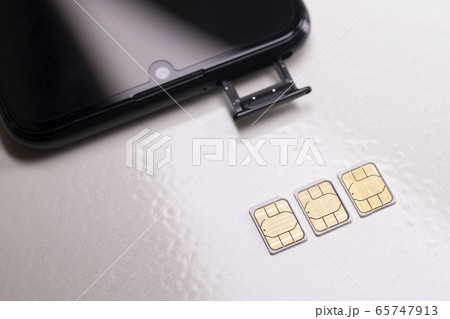 スマートフォンと3枚のSIMカード スマートフォンと3枚のSIMカード 65747913