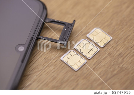 スマートフォンと3枚のSIMカード 65747919
