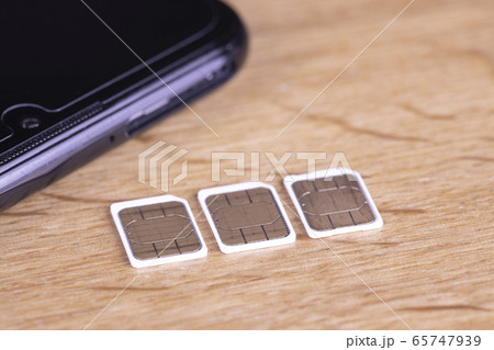 スマートフォンと3枚のSIMカード スマートフォンと3枚のSIMカード 65747939