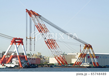 知多港のサルベージ船の景色 知多港のサルベージ船の景色 65748489