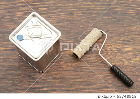 塗装工事に使う一斗缶（塗料缶）と塗装ローラー 65748918