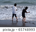 海_波打ち際の子供① 65748993