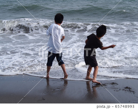 海_波打ち際の子供① 65748993