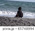 海_波打ち際の子供② 65748994