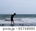 海_波打ち際の子供③ 65748995