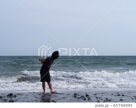 海_波打ち際の子供③ 65748995