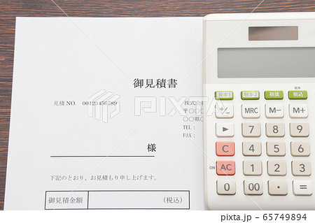 見積もりイメージ　見積書と電卓 65749894