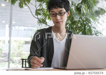 メモをとる若い男性 65750574
