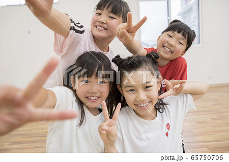 キッズダンス教室イメージ ピースする子供達 キッズダンス教室イメージ ピースする子供達 65750706