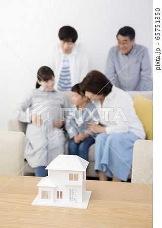 二世帯住宅イメージ　妊婦のお母さんと3世代家族 65751350