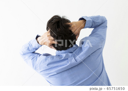 悩む男性 悩む男性 65751650