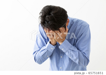 悩む男性 悩む男性 65751651