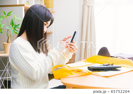 スマホをタップする女性 エコバッグ 買い物リスト お得情報 決済 サービス 検索 16:9 スマホをタップする女性 エコバッグ 買い物リスト お得情報 決済 サービス 検索 16:9 65752204