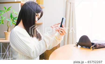 スマホをタップする女性 困る 鞄 コピースペース 16:9 スマホをタップする女性 困る 鞄 コピースペース 16:9 65752207