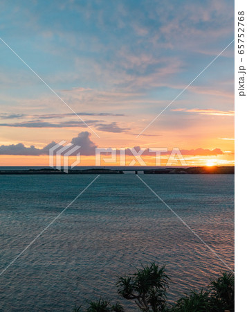 沖縄県 宮古島 西平安名崎 朝焼け 65752768