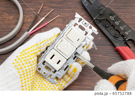 電気工事　スイッチとコンセント工事 65752788
