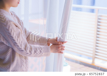 朝 採光 換気 カーテン 開ける 女性 若い 子供 日本人 人物 さわやか 朝日 窓 春 朝 採光 換気 カーテン 開ける 女性 若い 子供 日本人 人物 さわやか 朝日 窓 春 65752837