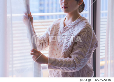朝 採光 換気 カーテン 開ける 女性 若い 子供 日本人 人物 さわやか 朝日 窓 春 朝 採光 換気 カーテン 開ける 女性 若い 子供 日本人 人物 さわやか 朝日 窓 春 65752840