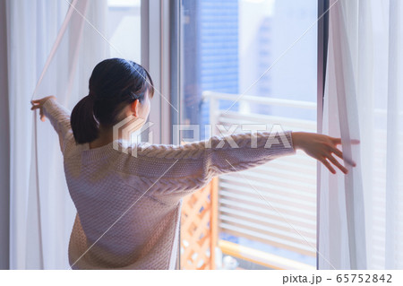 朝 採光 換気 カーテン 開ける 女性 若い 子供 日本人 人物 さわやか 朝日 窓 春 朝 採光 換気 カーテン 開ける 女性 若い 子供 日本人 人物 さわやか 朝日 窓 春 65752842